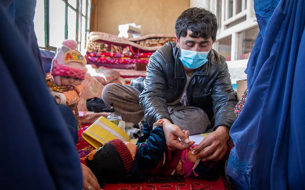 Für Payenda ist kein Weg zu weit. | © UNICEF/UNI777903/Azizi Payenda impt ein 4 Monate altes Kind in Afghanistan.