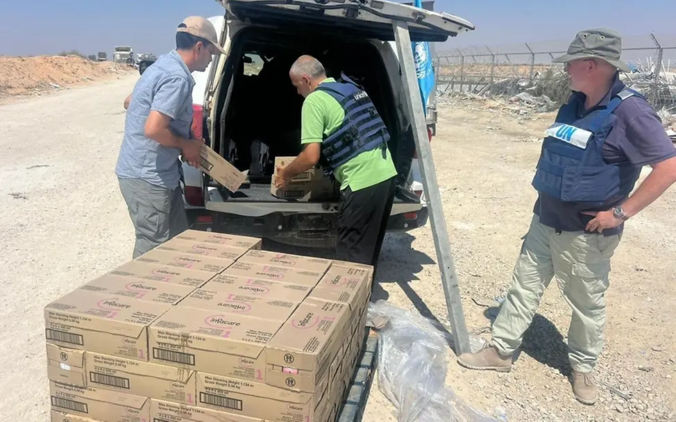 Gaza Kinder: UNICEF-Team holt Hilfsladung mit Impfstoffen und Babymilch am Grenzübergang
