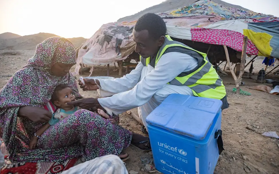 Sudan: Helfer Sheeba war mit Kamelen und Eseln unterwegs, um die kleine Orshia zu impfen.