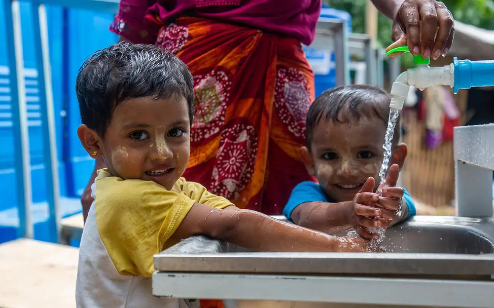 Kinder waschen sich lächelnd an einem Wasserhahn die Hände. | © UNICEF/Htet Myanmar Spenden: Kinder waschen sich lächelnd an einem Wasserhahn die Hände.