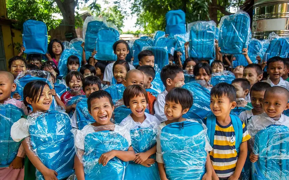 Schülerinnen und Schüler in Myanmar bekommen UNICEF-Schulrucksäcke |© UNICEF/Htet Myanmar Spenden: Schülerinnen und Schüler bekommen neue Schultaschen und Schulmaterialien von UNICEF
