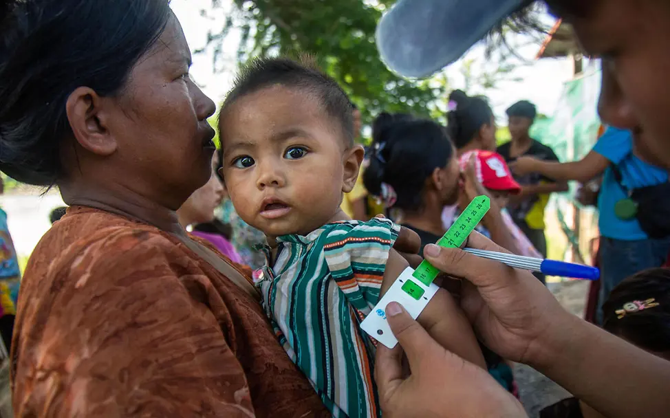 Ein UNICEF-Helfer misst den Oberarm eines Babys | © UNICEF/Htet Myanmar Spenden: Ein UNICEF-Helfer misst den Oberarm eines Babys in der Region Mandalay.
