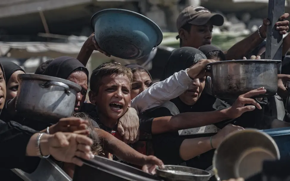 Kinder versuchen verzweifelt Essen zu bekommen.