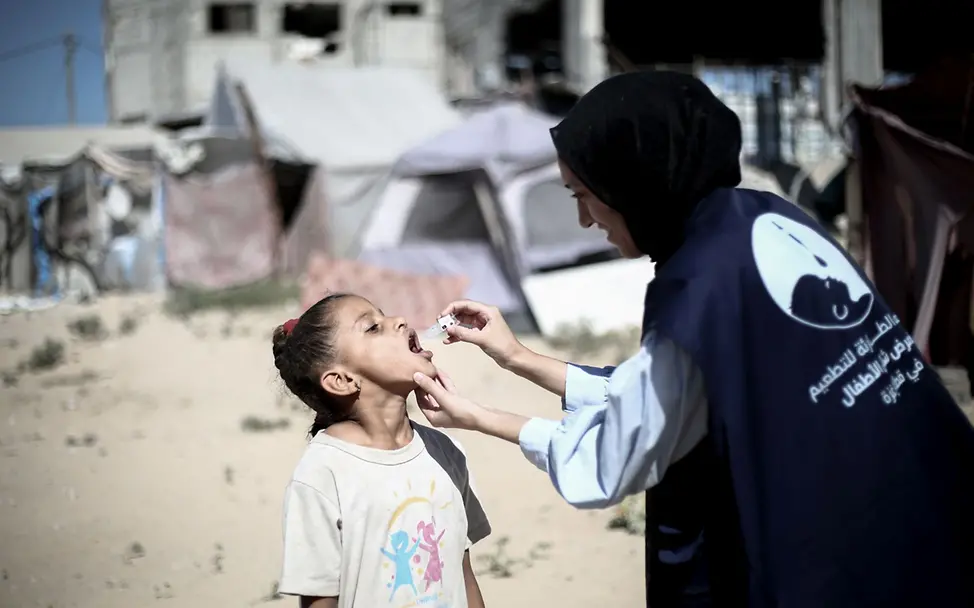 UNICEF-Helfer*innen impften Hunderttausende Kinder in Gaza gegen Polio.