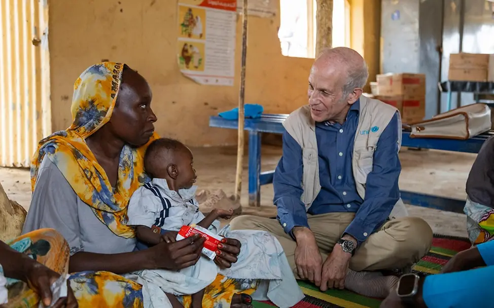 Kinder Sudan: UNICEF-Vertreter Sheldon Yett spricht mit Müttern