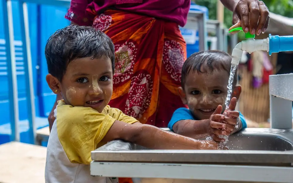 Kinder waschen ihre Hände. | © UNICEF/Htet Wie entstehen Erdbeben: UNICEF Hilfe in Myanmar, Wasser und Hygiene
