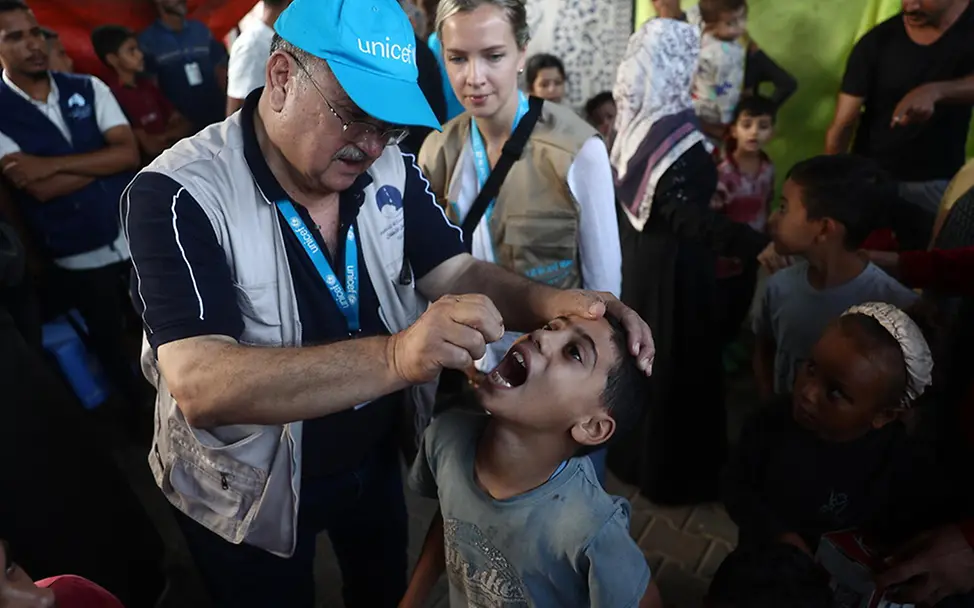 Gaza: Junge wird geimpft.