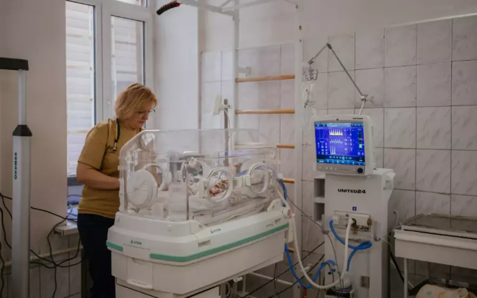 Die Medizinerin Alla auf der Intensivstation für Neugeborene in Charkiw. 
