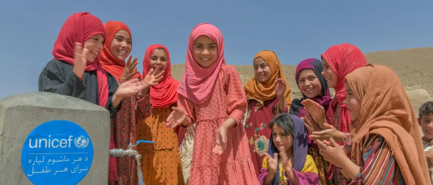 Mit einer Stiftung Projekte unterstützen | © UNICEF/UNI407416/Karimi Kinder in Afghanistan stehen um einen Brunnen.