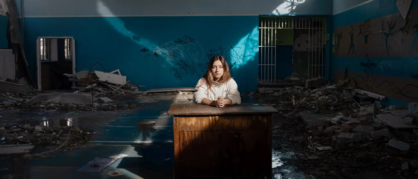 Ukraine: Ein Mädchen sitzt in einer zerstörten Schule | © UNICEF/Ibarra Sánchez Ukraine: Ein Mädchen sitzt in einer zerstörten Schule