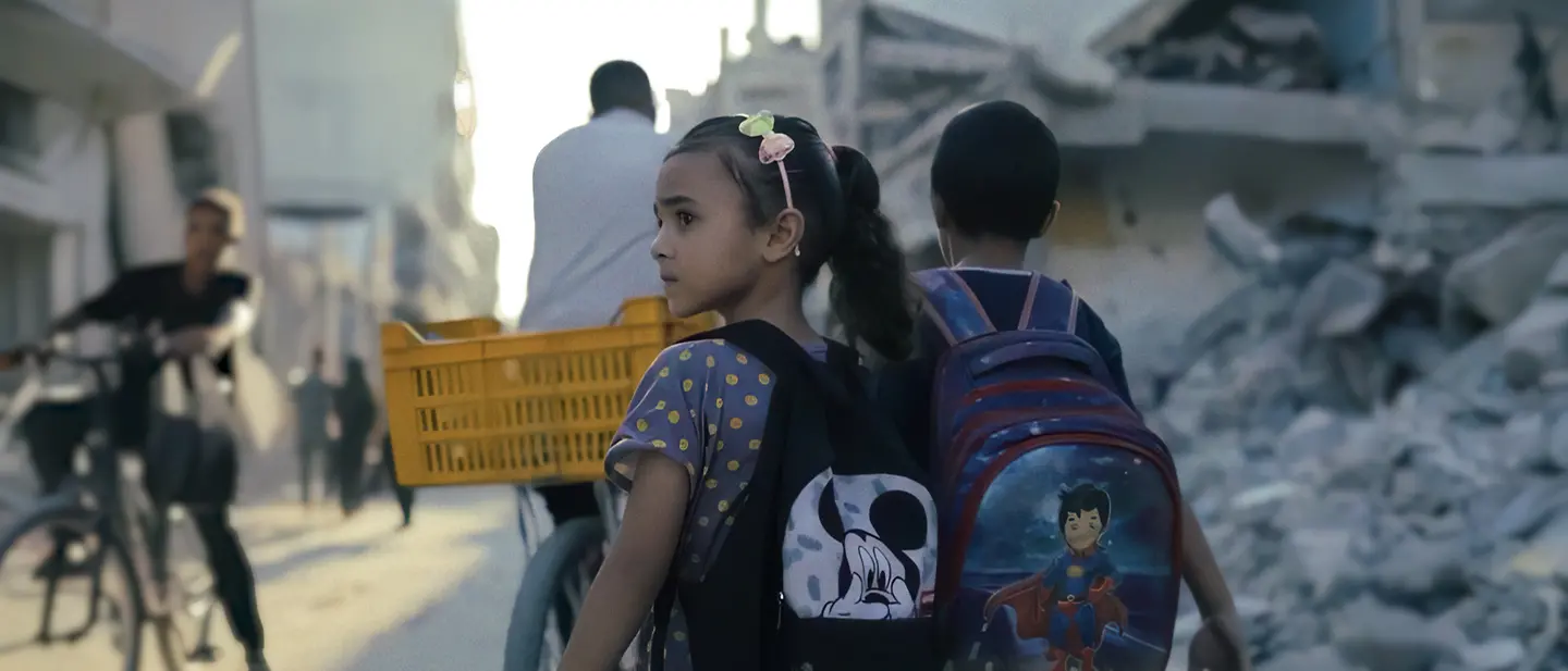 Gaza: Zwei Kinder laufen durch Trümmer | © UNICEF Video UNI643701 Gaza: Mädchen und Junge laufen durch Trümmer.