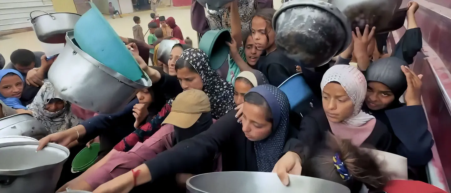 Gaza: Kinder vor einer Essensausgabe | © UNICEF Video UNI773184 Gaza: Kinder vor einer Essensausgabe.