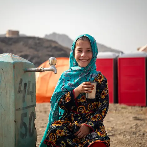 Afghanistan: Ein zehnjähriges Mädchen hat endlich Zugang zu sauberem Trinkwasser. 