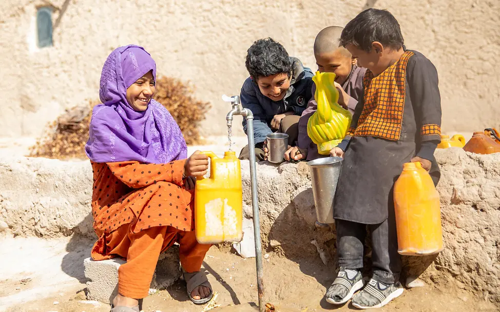Afghanistan: Kinder haben endlich in der Nähe ihres Zuhauses fließendes Wasser. 