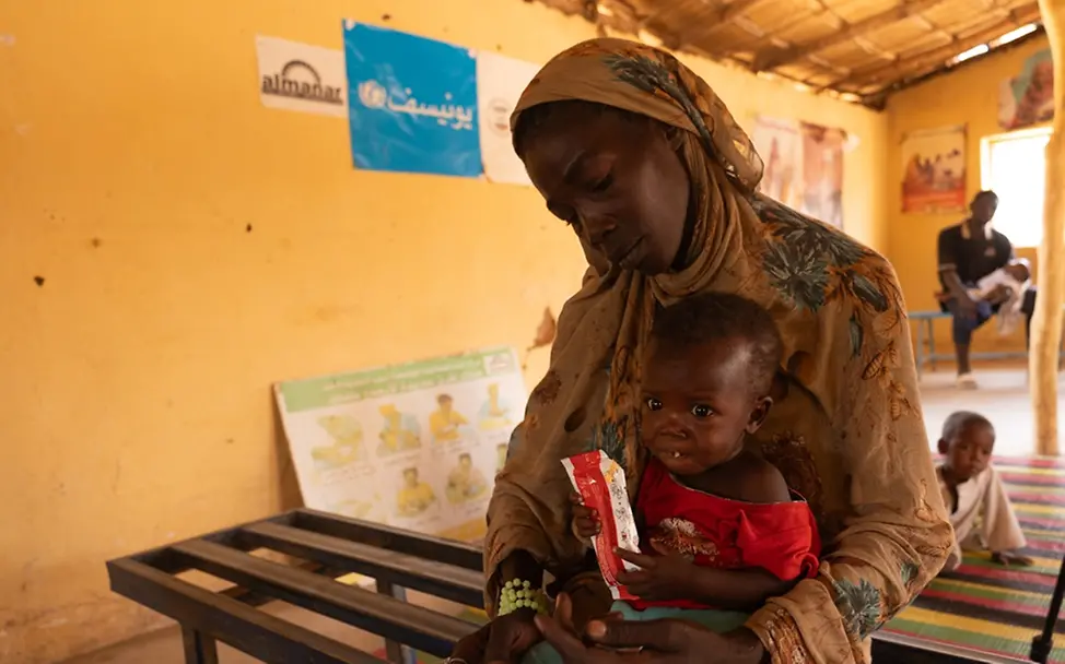 Hungersnot im Sudan: Die kleine Anhar wird mit Erdnusspaste gefüttert