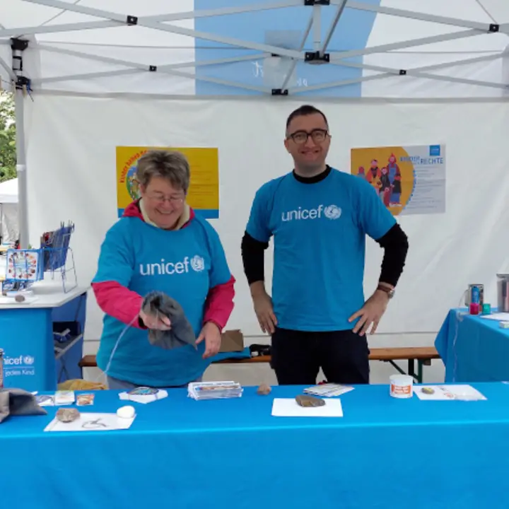 Aktionsstand der UNICEF-AG Dresden beim Straßenfest der Interkulturellen Tage