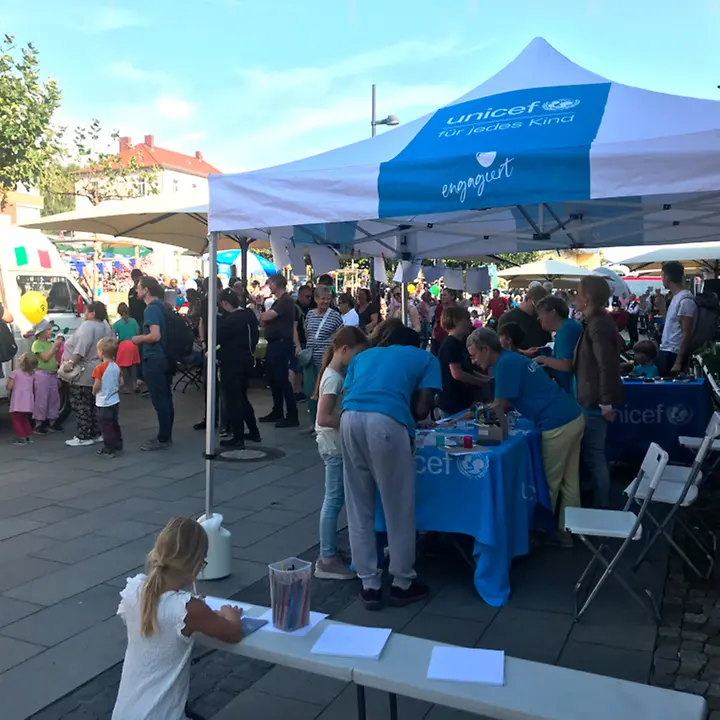 Weltkindertag in Radebeul am Kulturbahnhof - buntes Treiben und UNICEF-Stand mit Pavillon