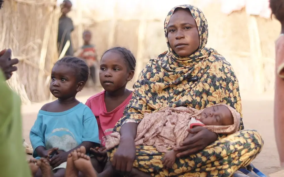 Amani und ihre drei Kinder mussten vor der Gewalt in Al-Fashir fliehen.
