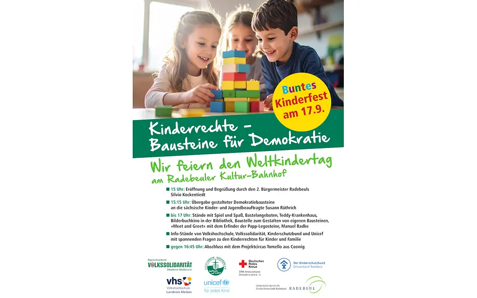 Flyer zum Weltkindertag 2025 in Radebeul mit Kindern, die einen Turm aus bunten Bausteinen bauen