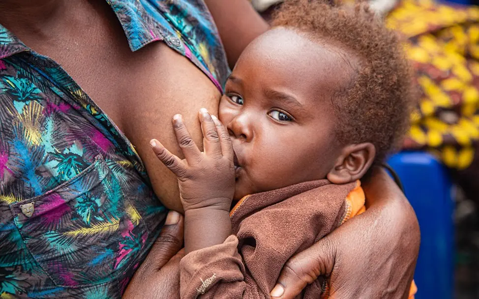 Babys richtig stillen: Mutter und Baby beim Stillen | © UNICEF/Ushindi Babys richtig stillen: Mutter und Baby beim Stillen