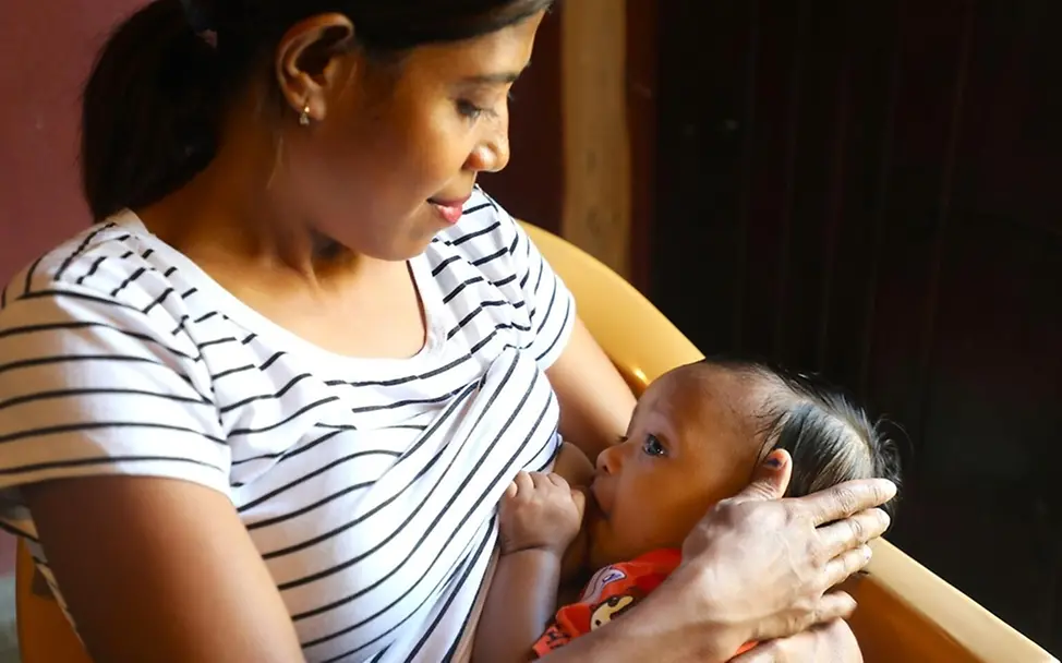 Alt Babys richtig stillen: Mutter und Baby beim Stillen | © UNICEF/Valente Basmeri Dos Reis Araujo Alt Babys richtig stillen: Mutter und Baby beim Stillen