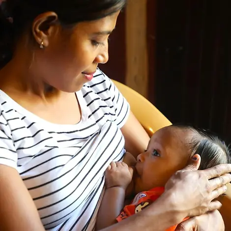 Alt Babys richtig stillen: Mutter und Baby beim Stillen | © UNICEF/Valente Basmeri Dos Reis Araujo Alt Babys richtig stillen: Mutter und Baby beim Stillen