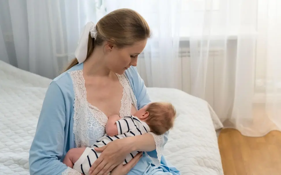 Babys richtig stillen: Mutter und Baby beim Stillen | © UNICEF/Vashkiv Babys richtig stillen: Mutter und Baby beim Stillen