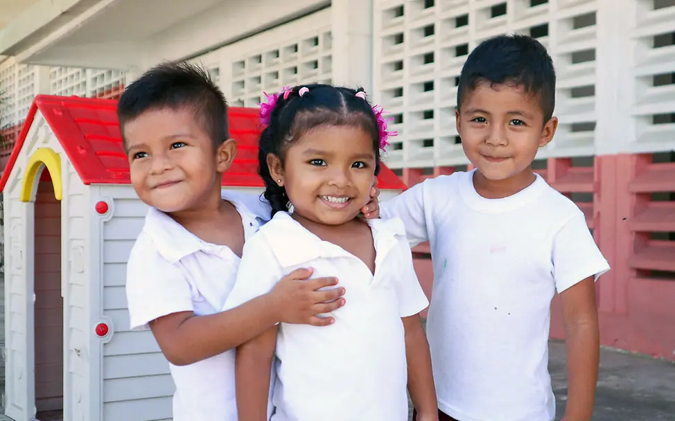 Spielende Vorschulkinder in Mexiko | © UNICEF/Garibay El Niño: Kinder in Mexiko an einer Vorschule, die mit Hilfe von UNICEF gegen Hurrikane gerüstet wurde.
