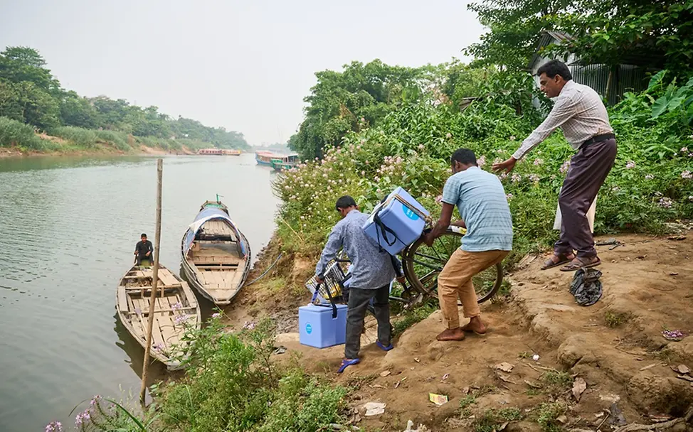Transport von Impfstoffen in Bangladesch