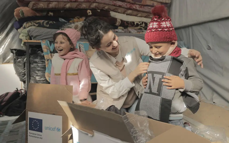 Gaza: Kinder freuen sich über warme Kleidung, die sie im kalten Winter dringend benötigen I© UNICEF/UNI711552/Nateel Kinder erhalten von UNICEF wichtige Hilfsgüter: Kleidung für den Winter.