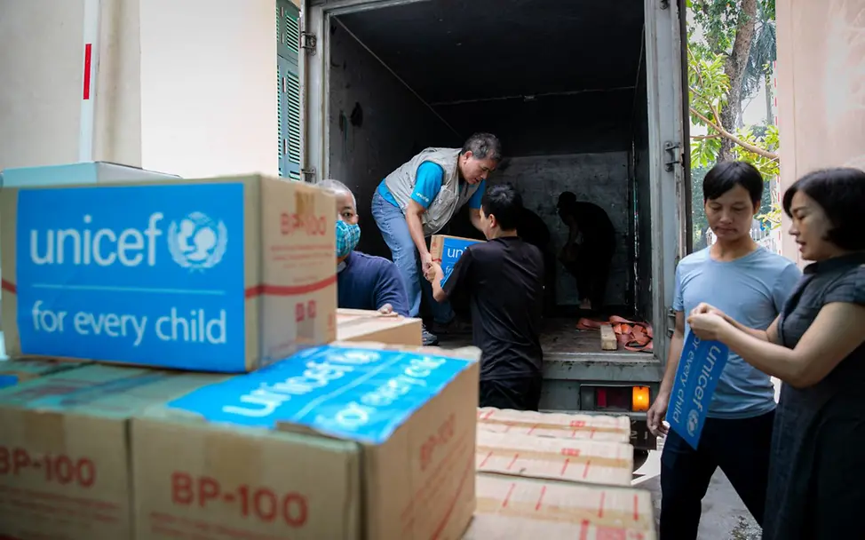 Vietnam: Eine UNICEF-Hilfslieferung kommt in Vietnam an. I © UNICEF/UNI660610/Le Vu Wirbelsturm Yagi hat in Vietnam große Zerstörung hinterlassen. Viele Menschen sind auf Hilfsgüter angewiesen.