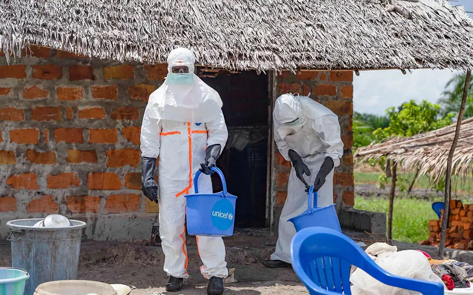 Ein von UNICEF unterstütztes Ebola-Team dekontaminiert ein Haus. | © UNICEF/Mulala Ebolaausbruch eindämmen: Ein von UNICEF unterstütztes Team dekontaminiert ein Haus.
