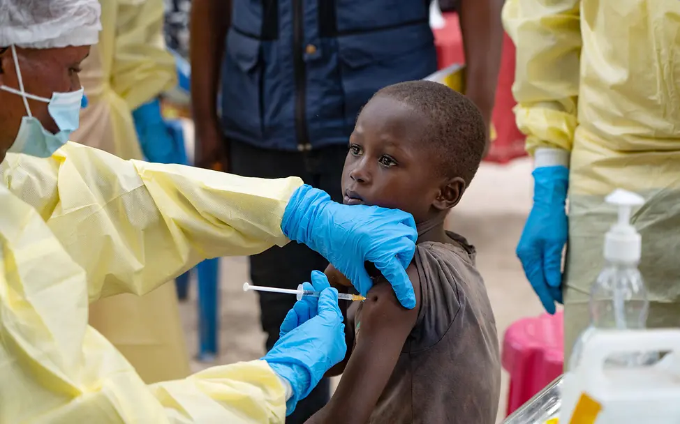 Ein Junge in einem Ebolagebiet wird gegen den gefährlichen Erreger geimpft. | © UNICEF/Mulala Ebola-Impfung: Ein Junge in einem Ebolagebiet wird gegen den gefährlichen Erreger geimpft.