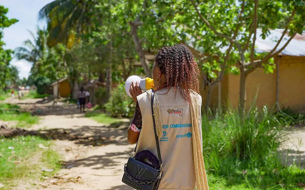 Eine von UNICEF unterstützte Sozialarbeiterin macht per Megafon auf Ebola aufmerksam. | © UNICEF/Mulala Ebola Aufklärung: Eine von UNICEF unterstützte Sozialarbeiterin macht per Megafon auf Ebola aufmerksam.