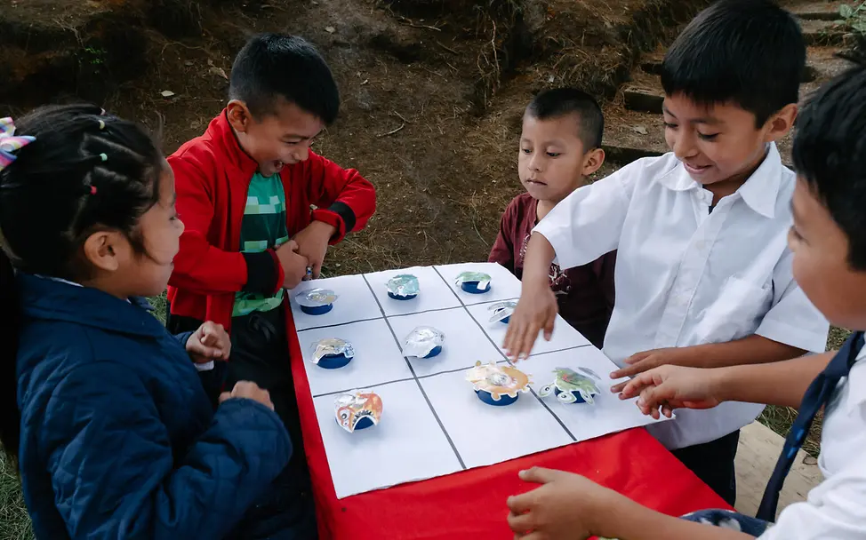Die Kinder spielen gemeinsam, um über Hygiene und Gesundheit zu lernen. | © UNICEF/Lopez Guatemala Kinder: Saubere Hände UNICEF Wash