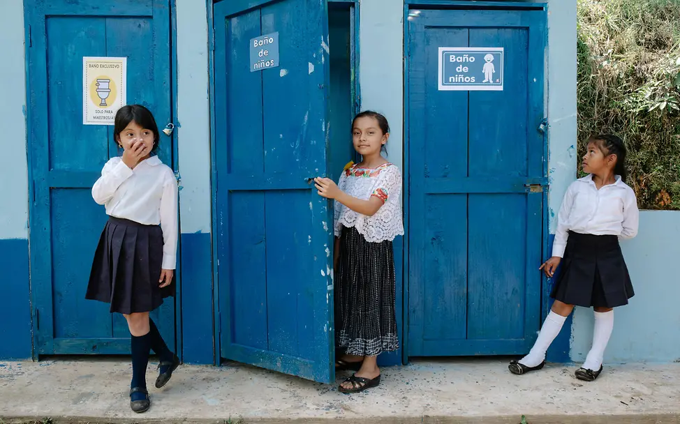 Karen, Vilma und Rosita freuen sich über saubere Toiletten an ihrer Schule. | © UNICEF/Lopez Guatemala Kinder: Saubere Hände UNICEF Wash