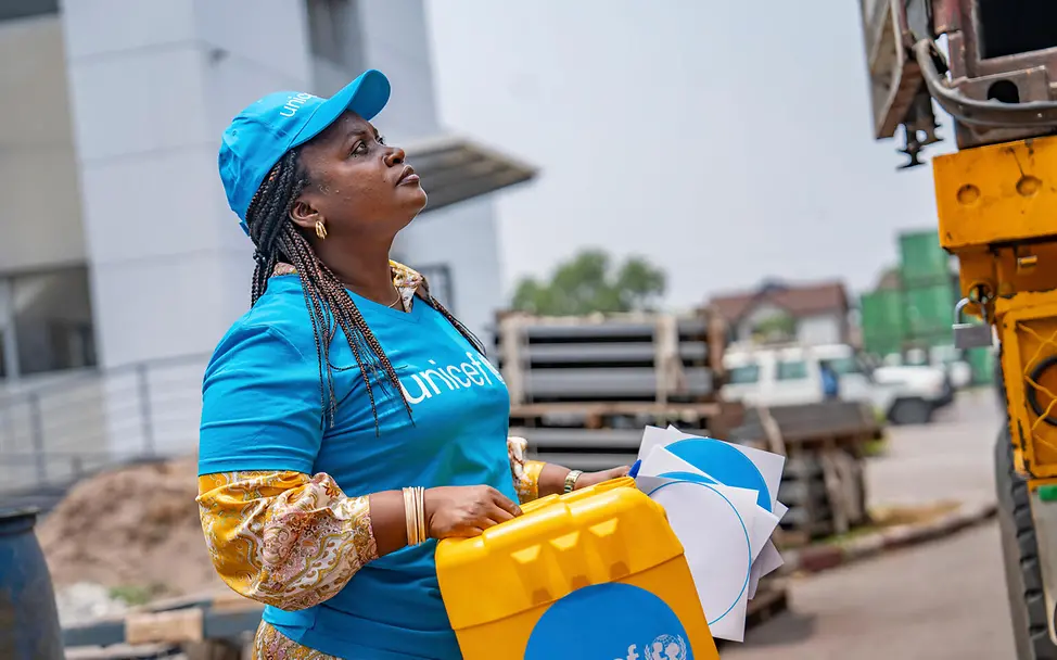 Eine UNICEF-Helferin in Kinshasa hilft beim Ausladen von UNICEF-Hilfsgütern. | © UNICEF/UNI860564/ Ebola Kongo: Beim aktuellen Ebolaausbruch unterstützt UNICEF Kinder und Familien mit Hilfsgütern.