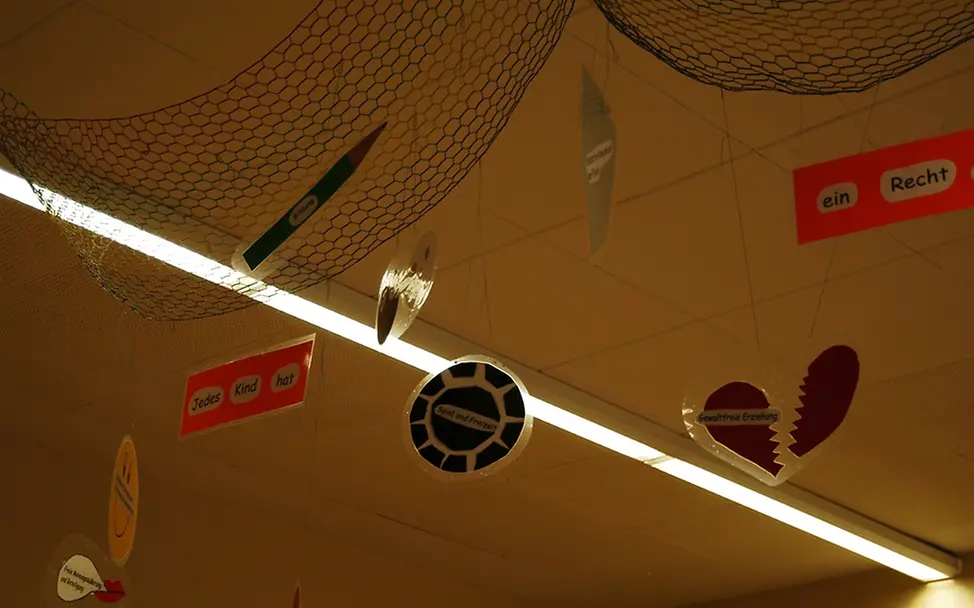 Kinderrecht-Symbole im Klassenzimmer. ©UNICEF/Dietz Kinderrecht-Symbole im Klassenzimmer. ©UNICEF/Dietz