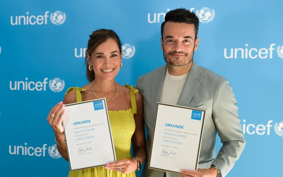 Jana und Giovanni Zarrella präsentieren ihre Patenurkunde