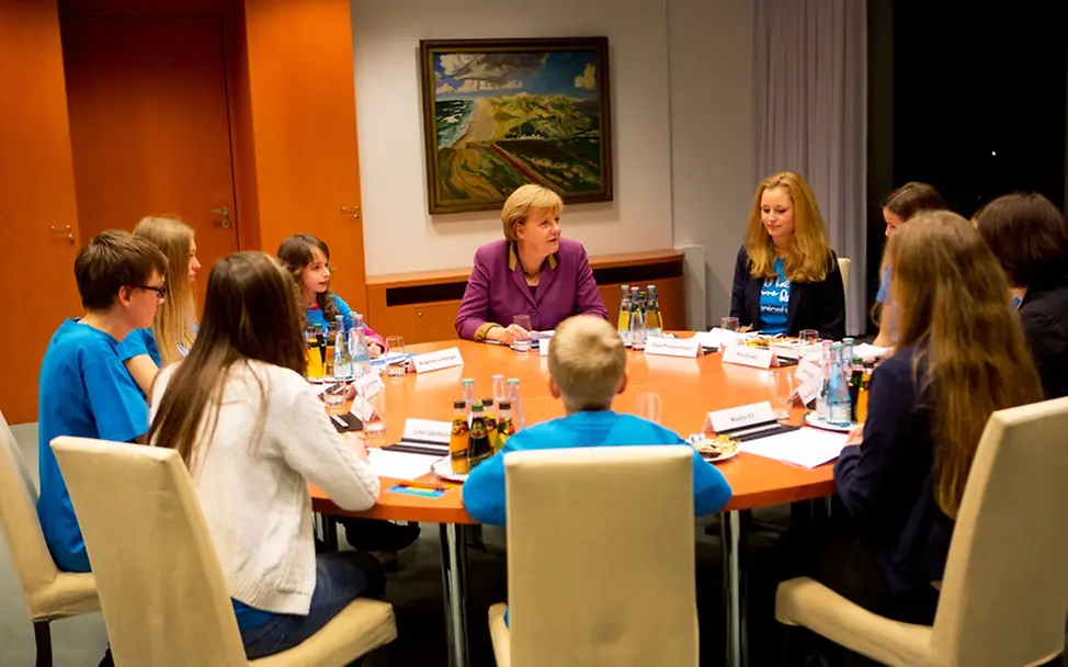 Bundeskanzlerin Merkel im Gespräch mit JuniorBotschafter-Team. ©UNICEF/Zimmermann Bundeskanzlerin Merkel im Gespräch mit JuniorBotschafter-Team. ©UNICEF/Zimmermann