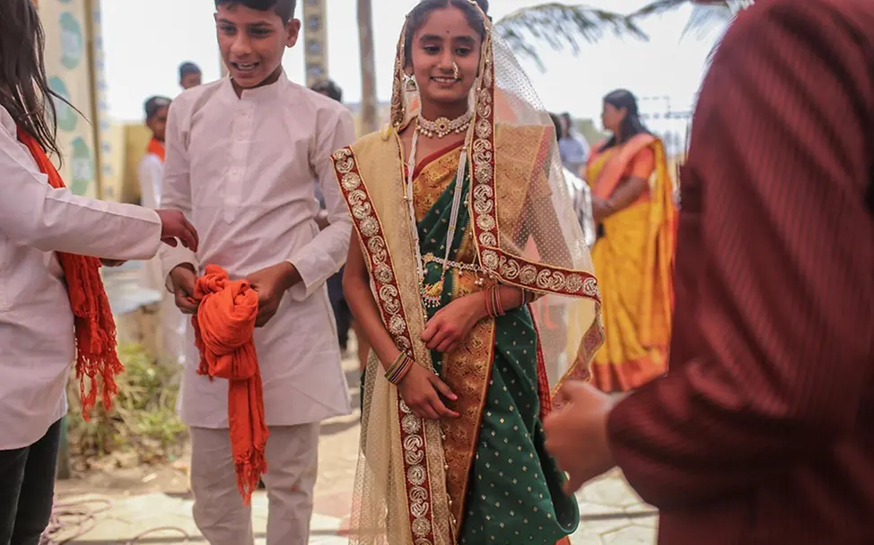 Kinderehe: Kinder lernen in ihrer Gemeinde über Gleichberechtigung.