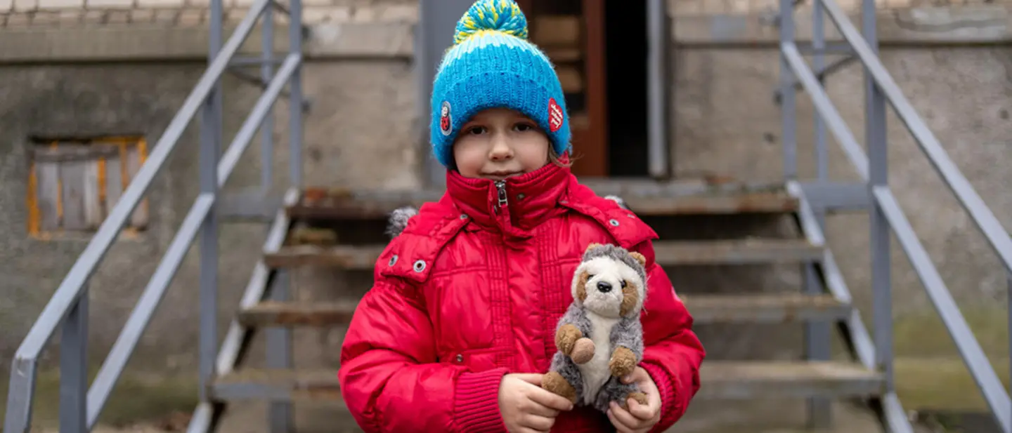 Unternehmen spenden zu Weihnachten | © UNICEF/Filippov Unternehmen spenden zu Weihnachten: Mädchen mit Kuscheltier.