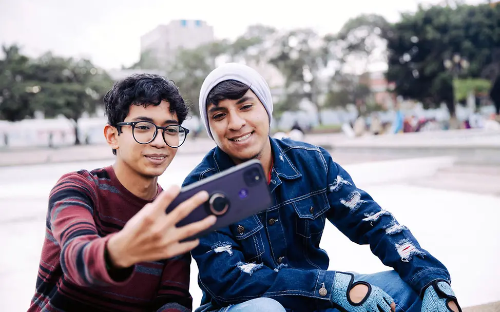 Zwei Jungen in Guatemala machen am Smartphone ein Selfie. | © UNICEF/Willocq Digitale Gewohnheiten: Zwei Jungen in Guatemala machen am Smartphone ein Selfie.