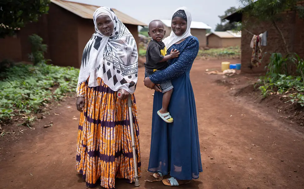 Hajara mit ihrer Mutter und ihrem Kind. | © UNICEF/UNI863136/Rutherford Junge Familie in Ghana