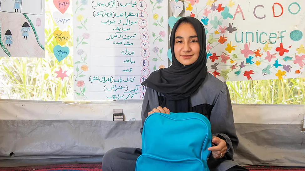 Afghanistan: Mädchen mit einem UNICEF Schulrucksack. | © UNICEF/Khan Afghanistan: Mädchen mit einem UNICEF Schulrucksack.