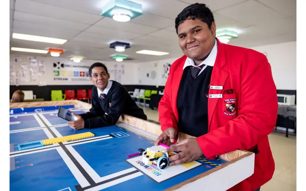 Junge bei Arbeiten an einem Roboter.