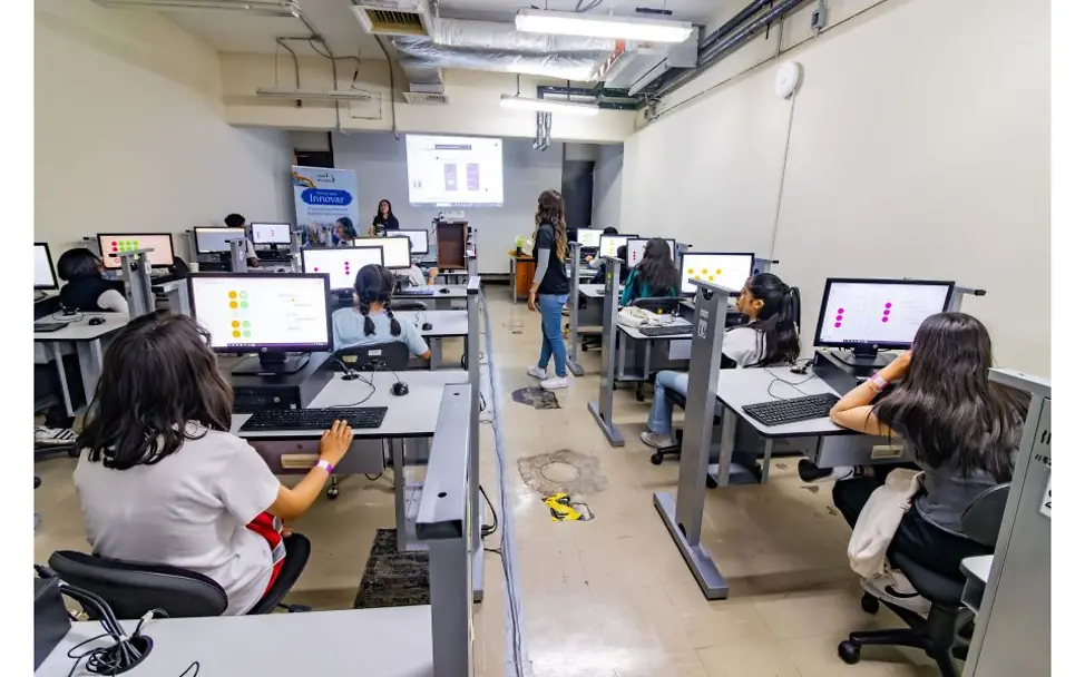 Mexiko: Junge Frauen sitzen an Computern 