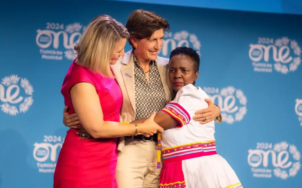 Bild von Ilka Horstmeier (BMW Group), Megan Gilgan (UNICEF) und Mmaphefo Malope (Leiterin Lethabong School in Südafrika).