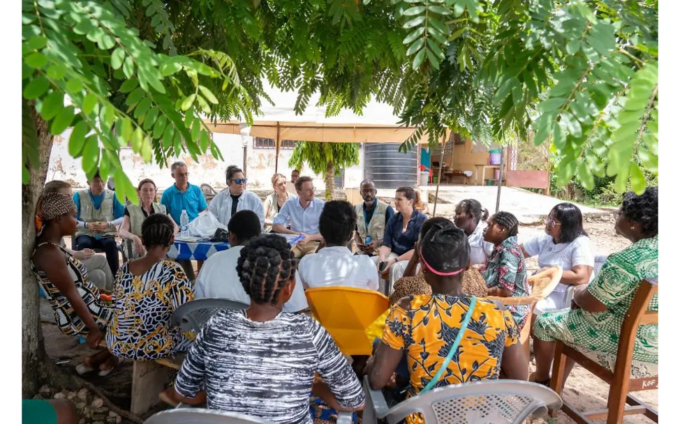 © UNICEF/Ademuyiwa Eine Dorfgemeinschaft bei einer Versammlung