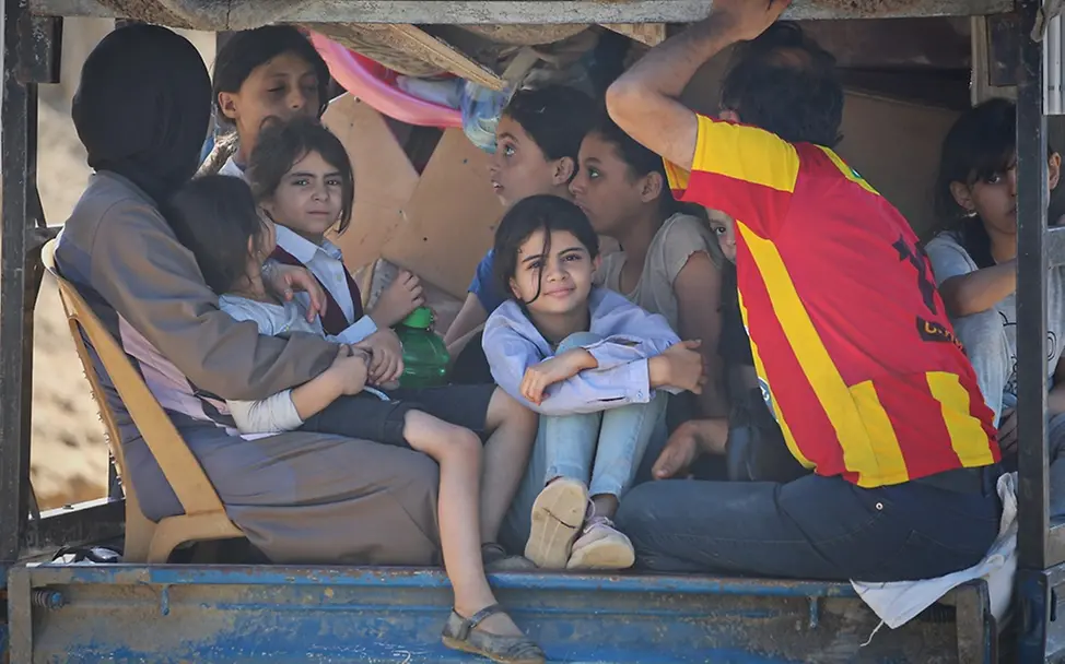 Gaza: Ein Mädchen sitzt auf einem Lastwagen